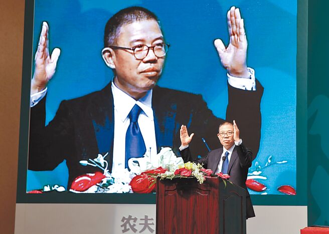 農夫山泉68歲的浙商鍾睒睒身家較去年增長650億，以4550億元第二次成為中國首富。圖為農夫山泉在北京就產品標準問題召開新聞發佈會。（中新社）