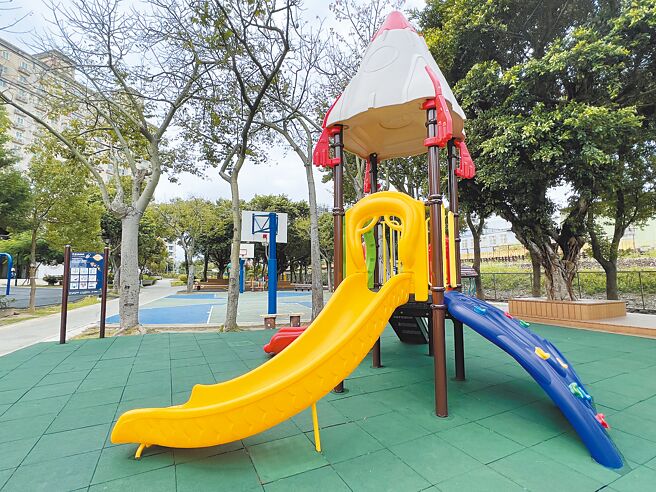 桃园八德高城公园，2年前才施作磨石子溜滑梯，上月却被打掉换成塑胶罐头游具，引发批评质疑走回头路。（蔡依珍摄）