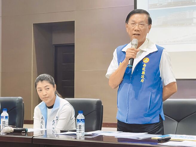 南投县长林明溱（右）宣布彰化基督教医院将斥资逾55亿元，扩建南投基督教医院，在南岗一路、民族路角地兴建医疗大楼。（杨静茹摄）