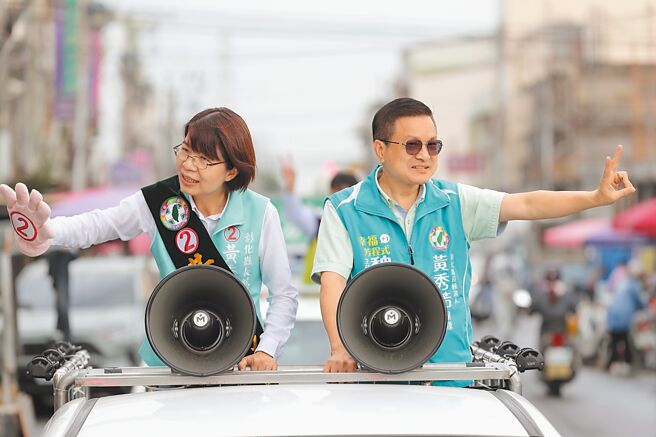 民進黨彰化縣長候選人黃秀芳（左）8日被問到是否辭立委展現參選縣長決心時，她表示黨中央會有整體考量，先全力衝刺選戰。（黃秀芳提供／吳建輝彰化傳真）