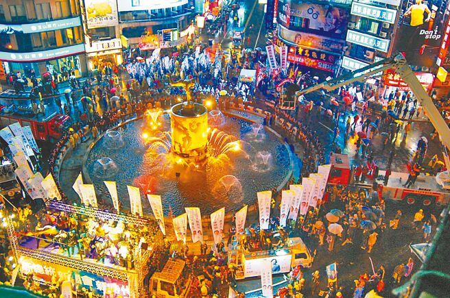 嘉义市歷次选举的喷水圆环选前之夜造势活动，各阵营拚场强强滚。（本报资料照片）