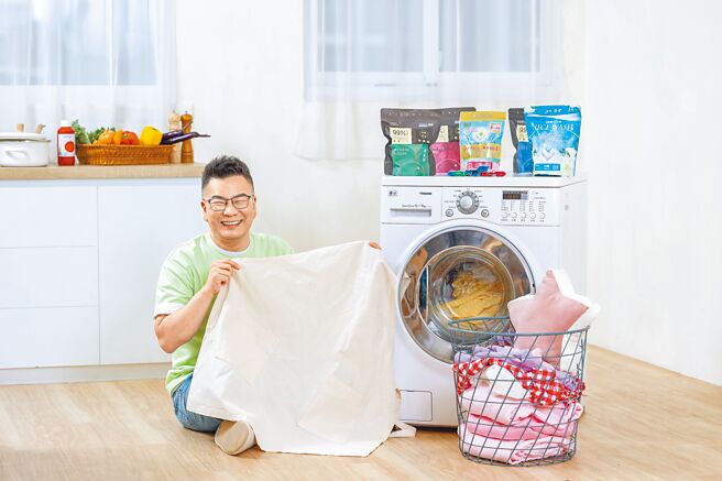 沈玉琳宠妻秘诀之一就是主动分担家务。（豪洗洗衣球提供）