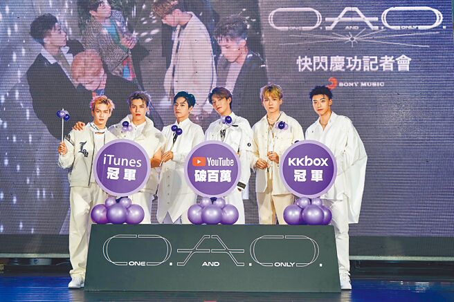 「Ozone」成员子翔（左起）、哲言、佳辰、焕钧、祖安、文廷，昨出席庆功活动。（索尼音乐提供）