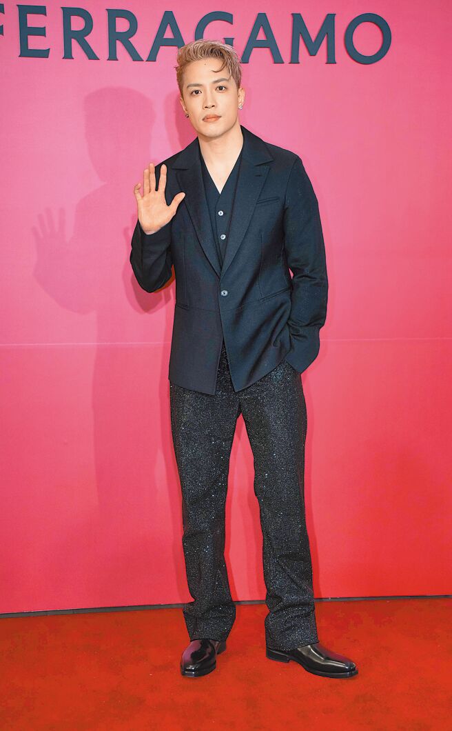 J.Sheon自认理性购物，却被Karencici吐槽「衝动购物」。FERRAGAMO黑色水晶长裤31万9000元、FERRAGAMO LOGO T恤1万6900元、黑色修身西装外套11万9000元、亮漆皮短靴4万9900元。　　　　　　　　　　　　（吴松翰摄）