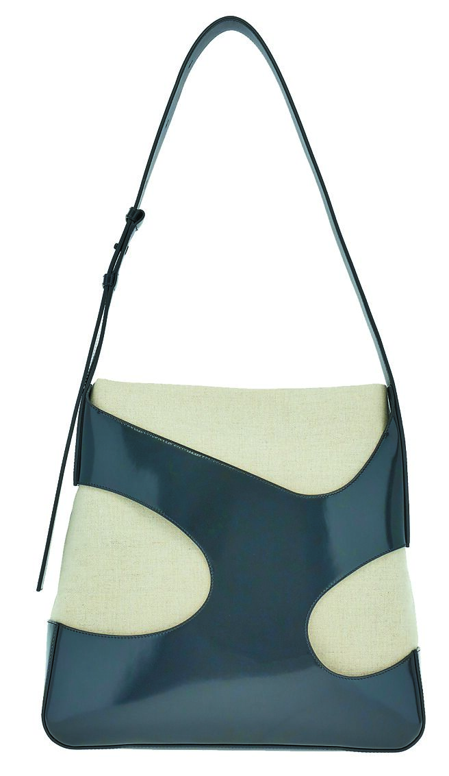 FERRAGAMO镂空剪裁黑色皮革白色帆布手提包，8万5900元。（FERRAGAMO 提供）