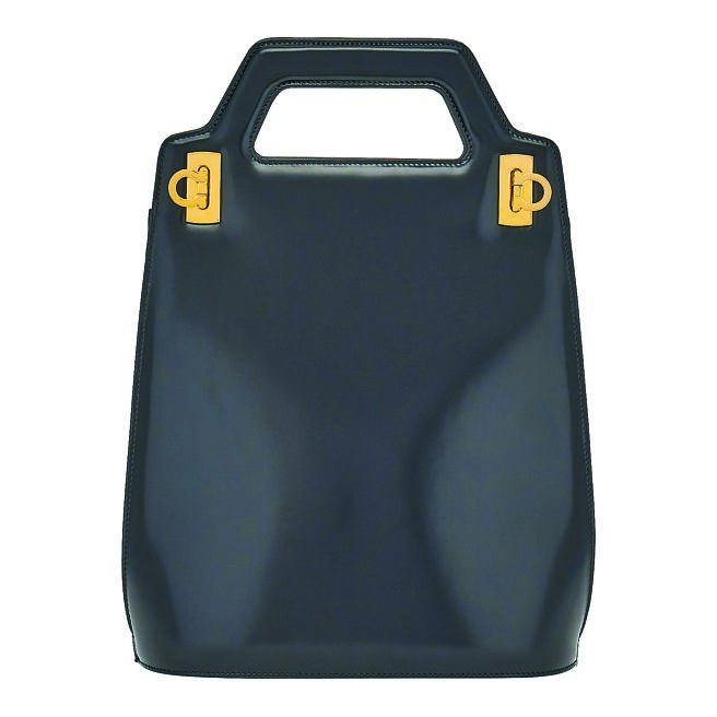 FERRAGAMO长版黑色Wanda手提包，7万9900元。（FERRAGAMO提供）
