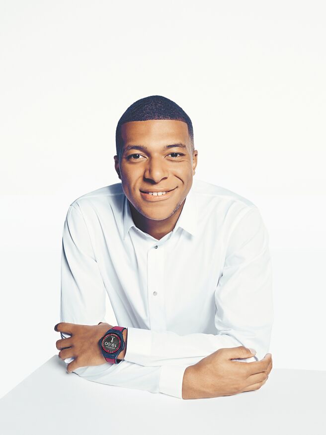 宇舶表品牌大使Kylian Mbappe佩戴Big Bang e 2022 FIFA世足限量表。（HUBLOT提供）