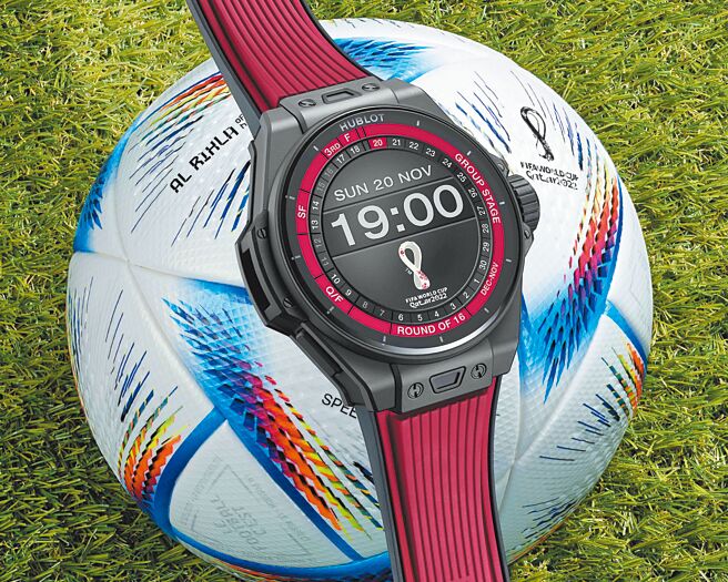 宇舶表为世足赛设计的Big Bang e 2022 FIFA世足限量表，融入主办国卡达的国旗元素。（HUBLOT提供）