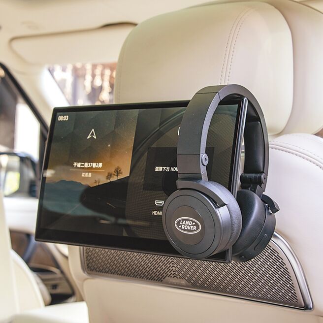 前排椅背上11.4英吋萤幕搭配无线耳机。（陈大任摄）