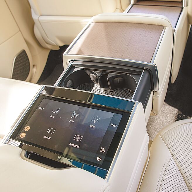 中央扶手上8英吋萤幕具多功控制。（陈大任摄）
