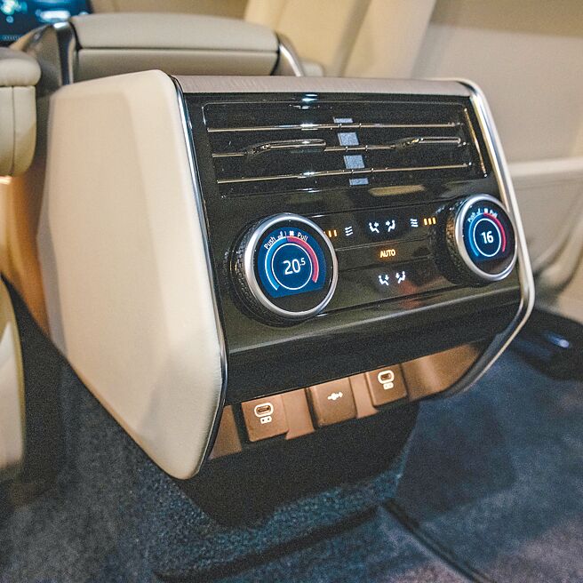 后座左右独立空调控制与充电插孔。（陈大任摄）