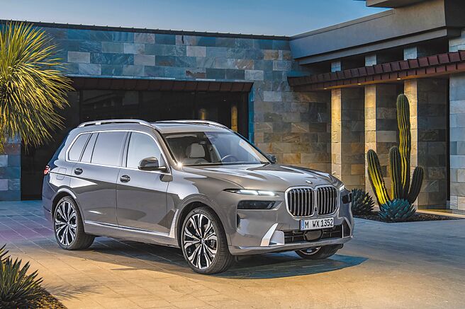 BMW X7顶级七人座旗舰休旅以霸气外显的专属设计语汇、光型变化智慧LED头灯、BMW饰光水箱护罩、iDrive 8.0使用者介面、AR扩增实境导航、手机数位钥匙2.0开拓豪华层峰休旅生活（见图）。（BMW提供）