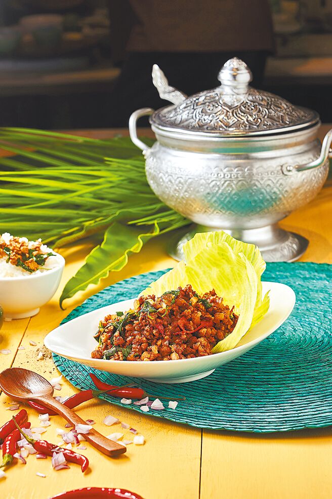 飨泰多高雄梦时代店内消费满额可用111元加购「扒饭打抛猪」1份。（飨宾集团提供）