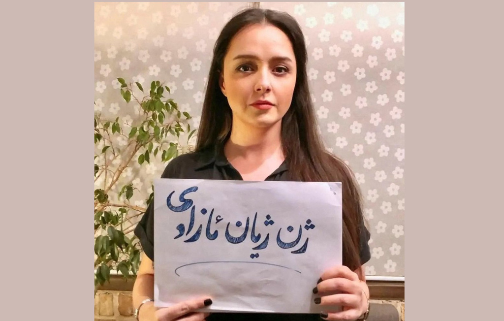 伊朗女影星塔兰妮阿莉多丝蒂， 在个人网路上不戴头巾，表达对艾米尼之死的抗议。图/路透社(photo:ChinaTimes)