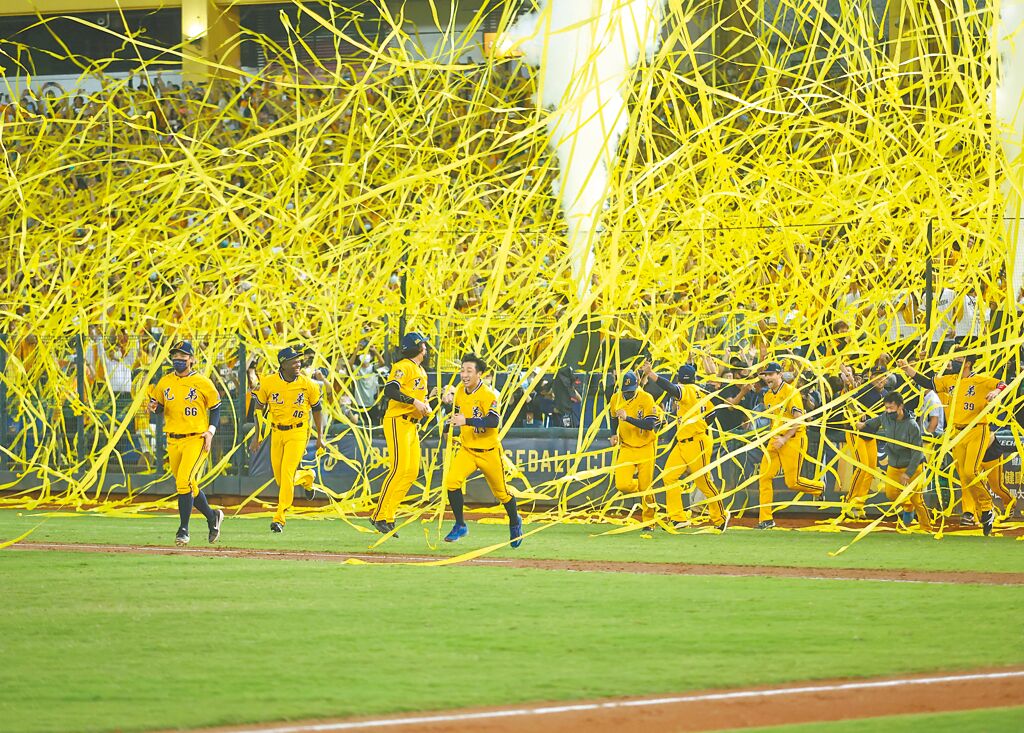 中信兄弟4連勝完成連霸，奪得隊史第9座中職總冠軍，賽後台中洲際棒球場球迷拋下黃色彩帶，球員們也興奮衝入場內慶祝。（中央社）