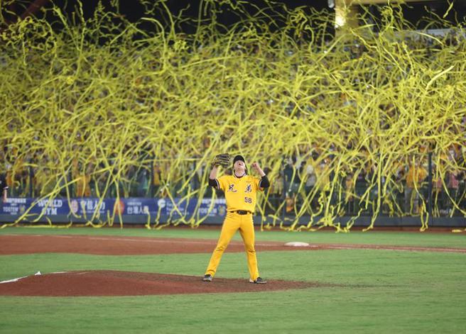 中信兄弟终结者吕彦青成功守住胜利，助队完成二连霸。（中央社）