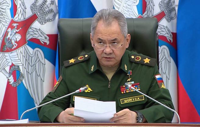 绍伊古表示， 俄罗斯军队放弃第聂伯河左岸，重新在右岸建立防线。(图/美联社)