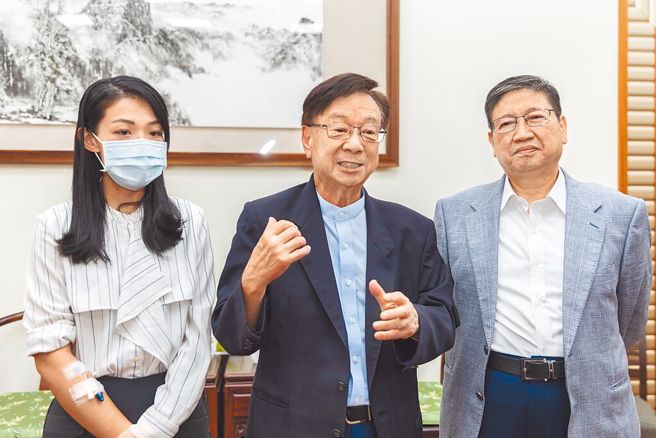 聯電榮譽副董事長宣明智（中）安排民眾黨新竹市長候選人高虹安（左）和新竹縣長楊文科（右）會談，高右手還插著針頭說是向醫院請假。（羅浚濱攝）
