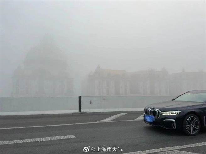 江蘇上海等地濃霧橙色預警，青浦等地能見度不足50米。圖為上海濃霧。（澎湃新聞）