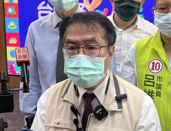 黃偉哲臨時取消公務行程，趕往學甲分局了解案情中。(本報資料照)