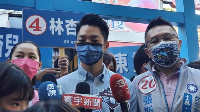 万安今天上午赴北投自强市场扫街宣布请辞立委。（杨亚璇摄）