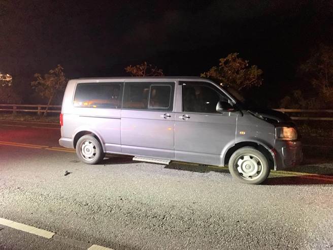 台东县成功镇台11线石雨伞段9日晚间发生小货车撞死行人意外。（成功分局提供／蔡旻妤台东传真）