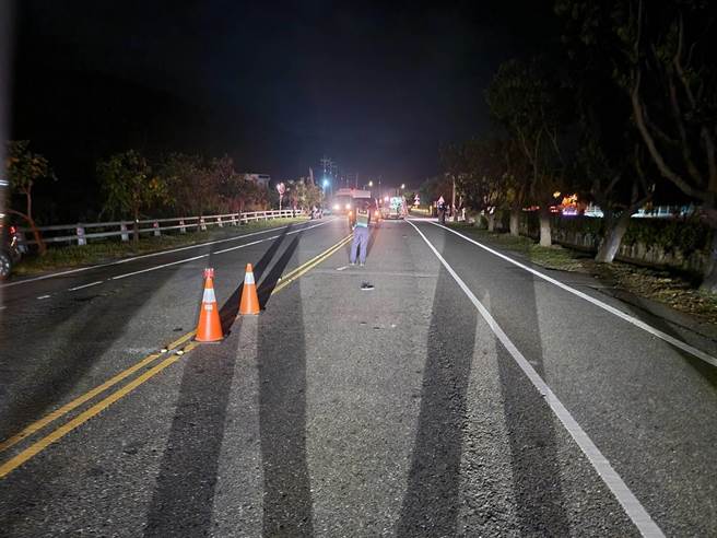 台东县成功镇台11线石雨伞段9日晚间发生小货车撞死行人意外。（成功分局提供／蔡旻妤台东传真）