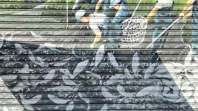 台南市议员谢财旺位在学甲区中正路的服务处，今天凌晨3点06分遭枪手疑似持衝锋枪开30枪。（张毓翎摄）