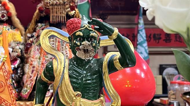 神桌上的千里眼神像嘴巴还被打爆。（张毓翎摄）