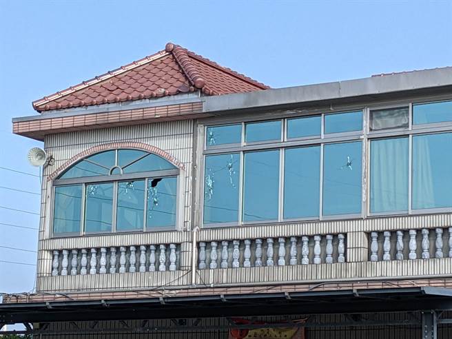 枪手持衝锋枪射击，凌晨2点58分先骑机车到学甲一处科技公司连开58枪后，再转往谢财旺服务处开枪。（张毓翎摄）