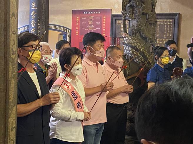 积极竞选连任的台中市长卢秀燕10日开始请假投入选举，首站到北区元保宫参香，并从此地登上宣传车出发扫街。（冯惠宜摄）