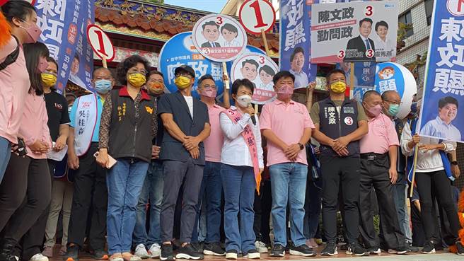 积极竞选连任的台中市长卢秀燕10日开始请假投入选举，首站到北区元保宫参香，并从此地登上宣传车出发扫街。（冯惠宜摄）
