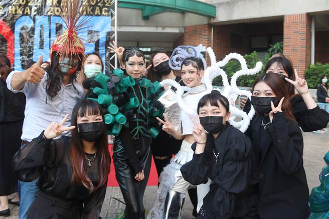 弘光妆品周学生利用废弃杯子设计，把环保意识融入创作中。(弘光科大提供)