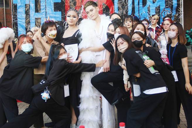 弘光妆品周该组作品「情迷北势东」评审认为有明星气势。(弘光科大提供)