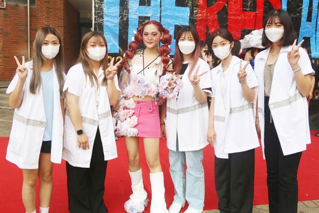 弘光妆品周模仿星光大道走红毯，该组作品「粉红泡泡」走可爱风。(弘光科大提供)