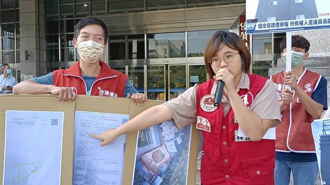 太平区候选人林宜蓁质疑李姓议员位于太平区的农地盖招待所。（陈淑娥摄）