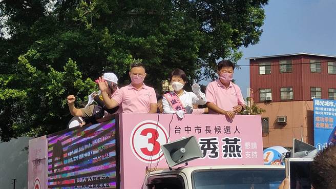 积极竞选连任的台中市长卢秀燕10日开始请假投入选举，首站到北区元保宫参香，并从此地登上宣传车出发扫街。（冯惠宜摄）