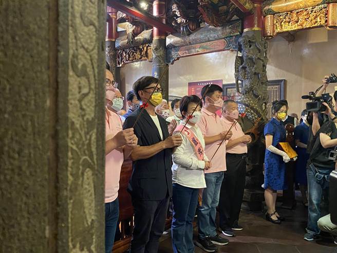 积极竞选连任的台中市长卢秀燕10日开始请假投入选举，首站到北区元保宫参香，并从此地登上宣传车出发扫街。（冯惠宜摄）