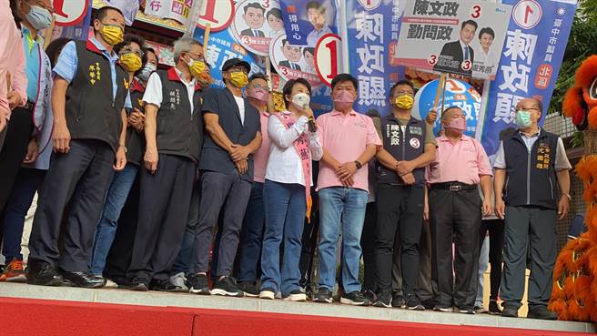 积极竞选连任的台中市长卢秀燕10日开始请假投入选举，首站到北区元保宫参香，并从此地登上宣传车出发扫街。（冯惠宜摄）