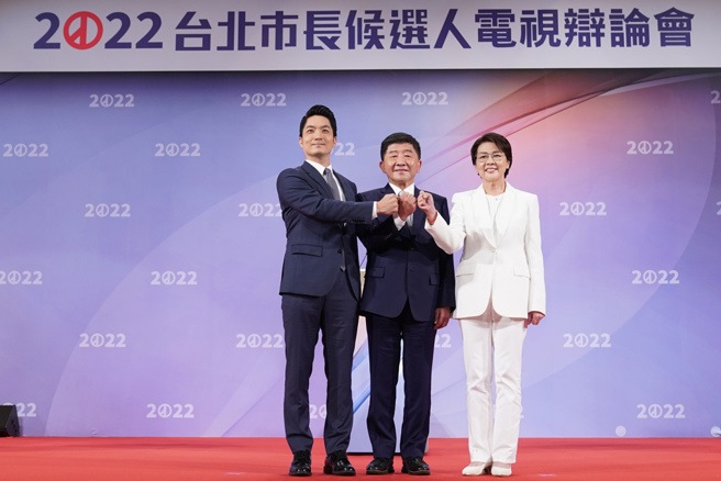 台湾民意基金会今公布最新民调，台北市长选民的投票倾向 ，蒋万安（左）以29.8％居冠。（图／台北市长候选人电视辩论会主办单位提供）