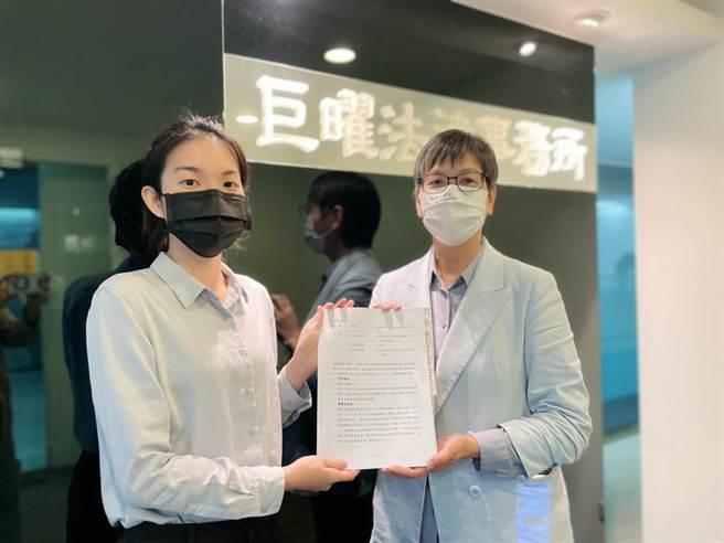 民眾黨前立委蔡壁如今委託律師佘宛霖把她的申覆書送交給德明科大（蔡壁如提供）