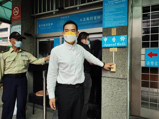 何炳桦10日现身地检署按铃申告。（吴建辉摄）