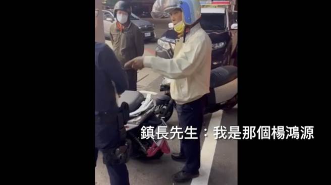 何炳桦提供影片表示，发放黑函的民眾电话求救，没想到杨鸿源亲自现身与警方理论，当场承认黑函是他发的。（何炳桦提供／吴建辉彰化传真）