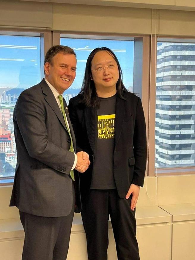 （数位发展部长唐凤9日接见英国国际贸易部主责贸易政策的副部长韩斯。图／数位部提供）