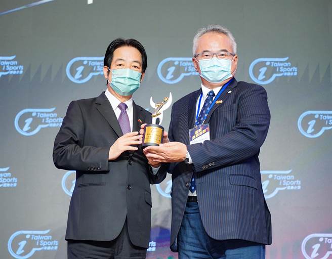 漢降公司日前獲賴清德副總統親自頒獎，由發動事業處長王建屏(右)出席受獎。(漢翔公司提供／陳世宗台中傳真)