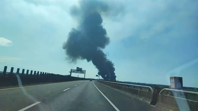 屏东县长治乡一处资源回收场10日一早传出火警，浓烟密布、火势直窜天际，因回收场靠近国道3号旁，不少驾驶人见状都惊吓不已。（民眾提供／谢佳潾屏东传真）