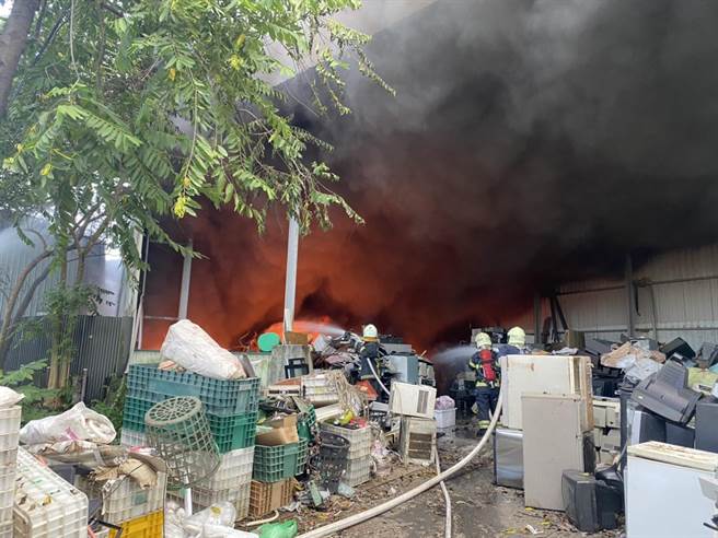 屏东县长治乡一处资源回收场10日一早传出火警，浓烟密布、火势直窜天际。（民眾提供／谢佳潾屏东传真）