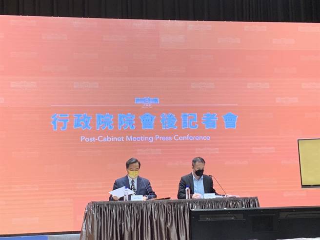 行政院发言人罗秉成今主持行政院会后记者会。（张薷摄）