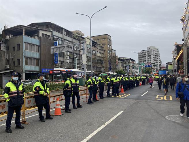 青山宫遶境，警方进行相关交管措施。（图／警方提供）