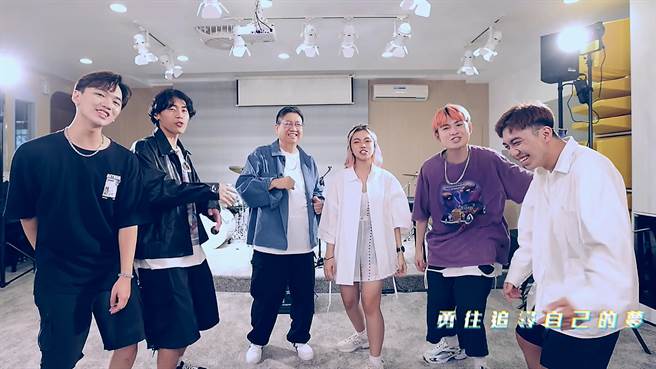 杨文科（中左）形象MV携手海内外年轻音乐人共同创作。（杨文科竞总提供／罗浚滨新竹传真） 